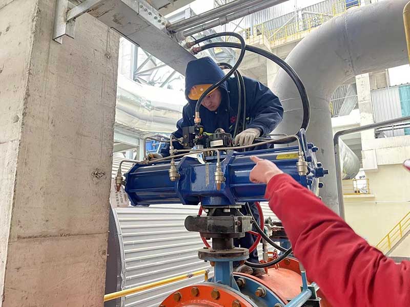 Waste tire cracking reactor